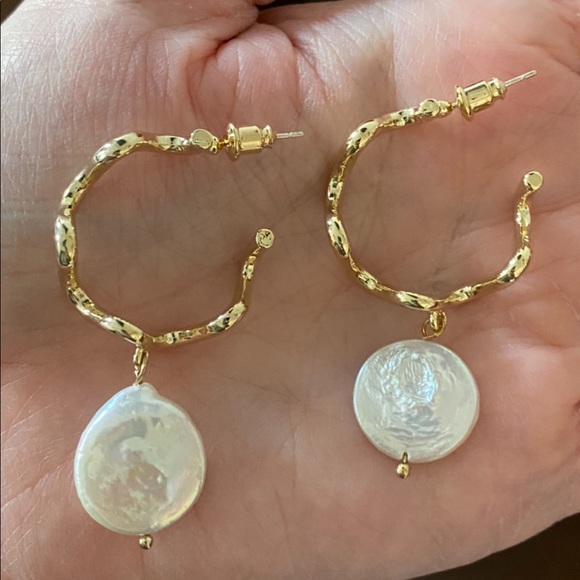 Gorgeous gold & Pearl hoops 😍 - Picture 10 of 10